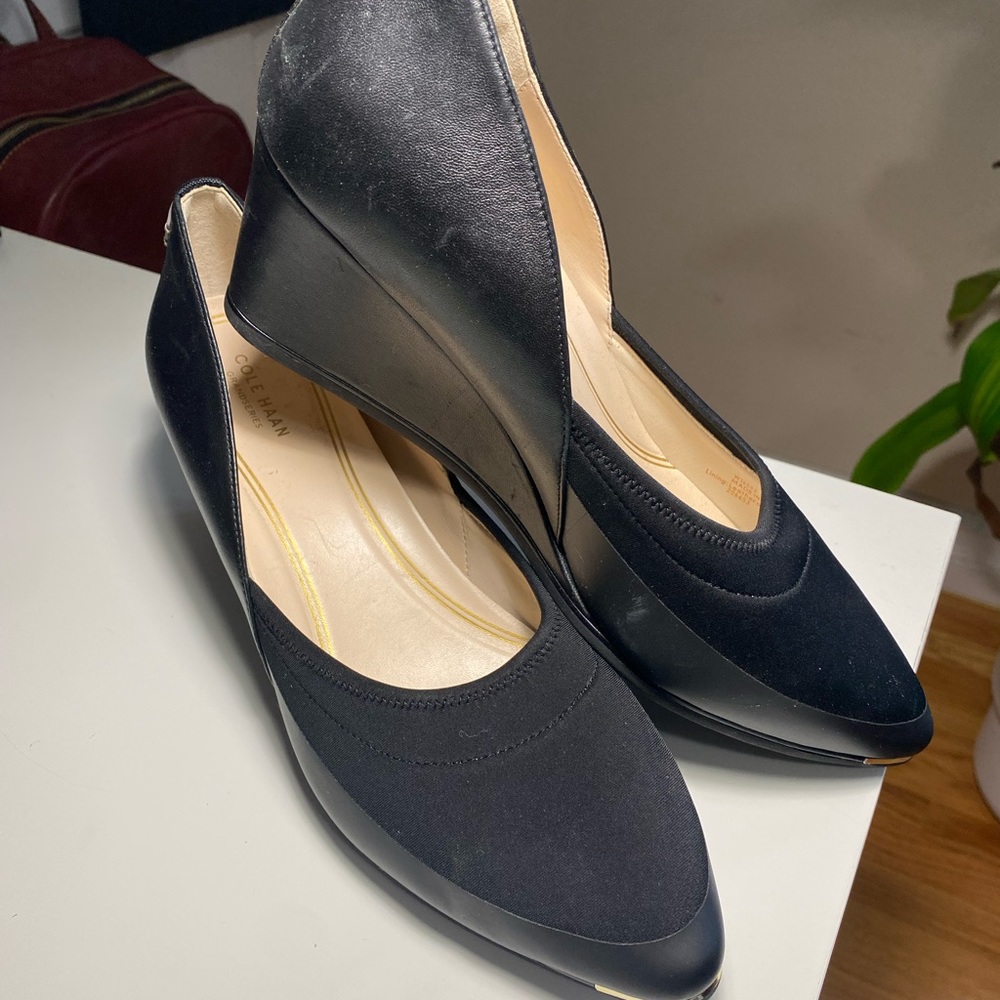 Cole Hana almost new black wedge